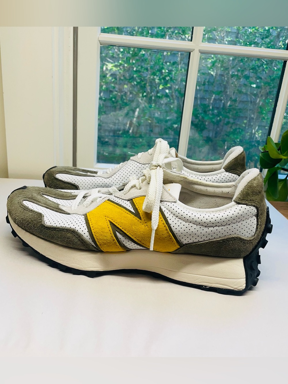 New Balance 327 Classics Sneakers – Men’s 10.5 White Olive Yellow MS327PO